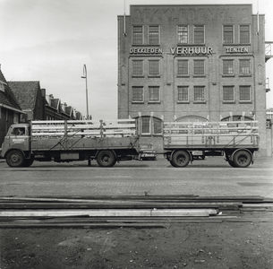 125564 Afbeelding van een vrachtauto met aanhangwagen op de Muntkade te Utrecht, met op de achtergrond het gebouw van ...